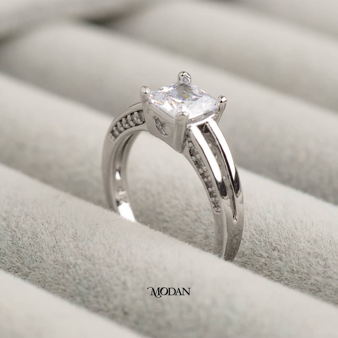 Chic Princess Cut Solitaire Ring Cincin Solitaire Princess Cut Chic Dengan Band Sejajar Hypoallergenic Gold Plated