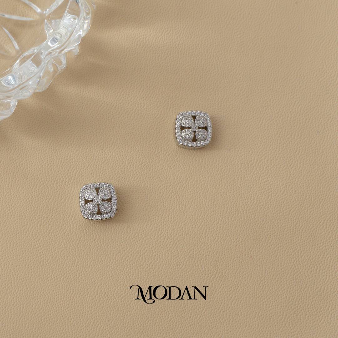 (9 mm) Sparkling Lucky Clover Square Stud Earrings Anting Tusuk Persegi Daun Semanggi Pesta Hypoallergenic Gold Filled