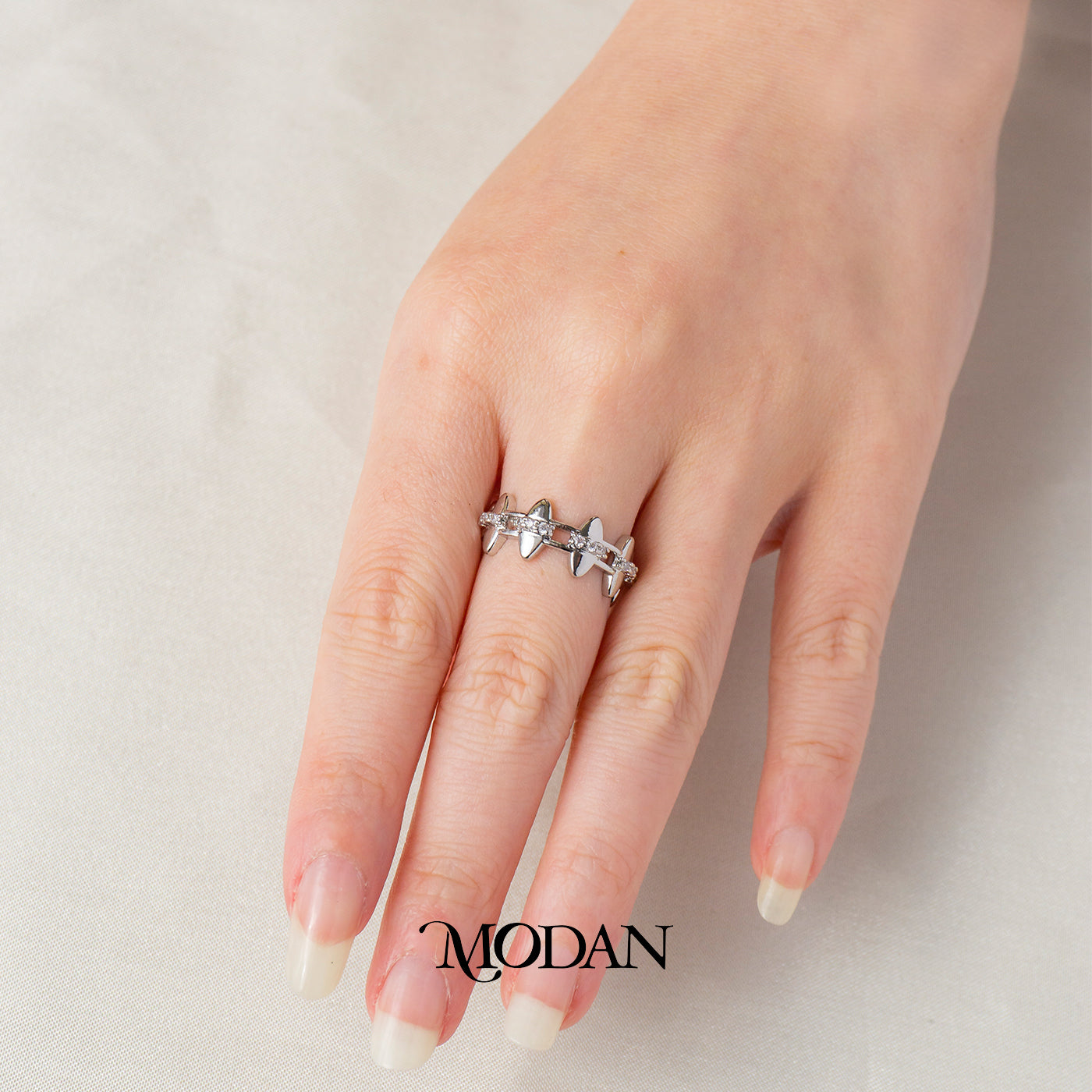 Geometric Cut Out Stud Band Cincin Polos Karakter Berongga Hypoallergenic Gold Plated
