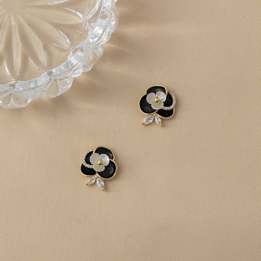 (15mm) Black & White Enamel Rose Flower Stud Earrings Anting Tusuk Bunga Elegan Hypoallergenic Gold Plated