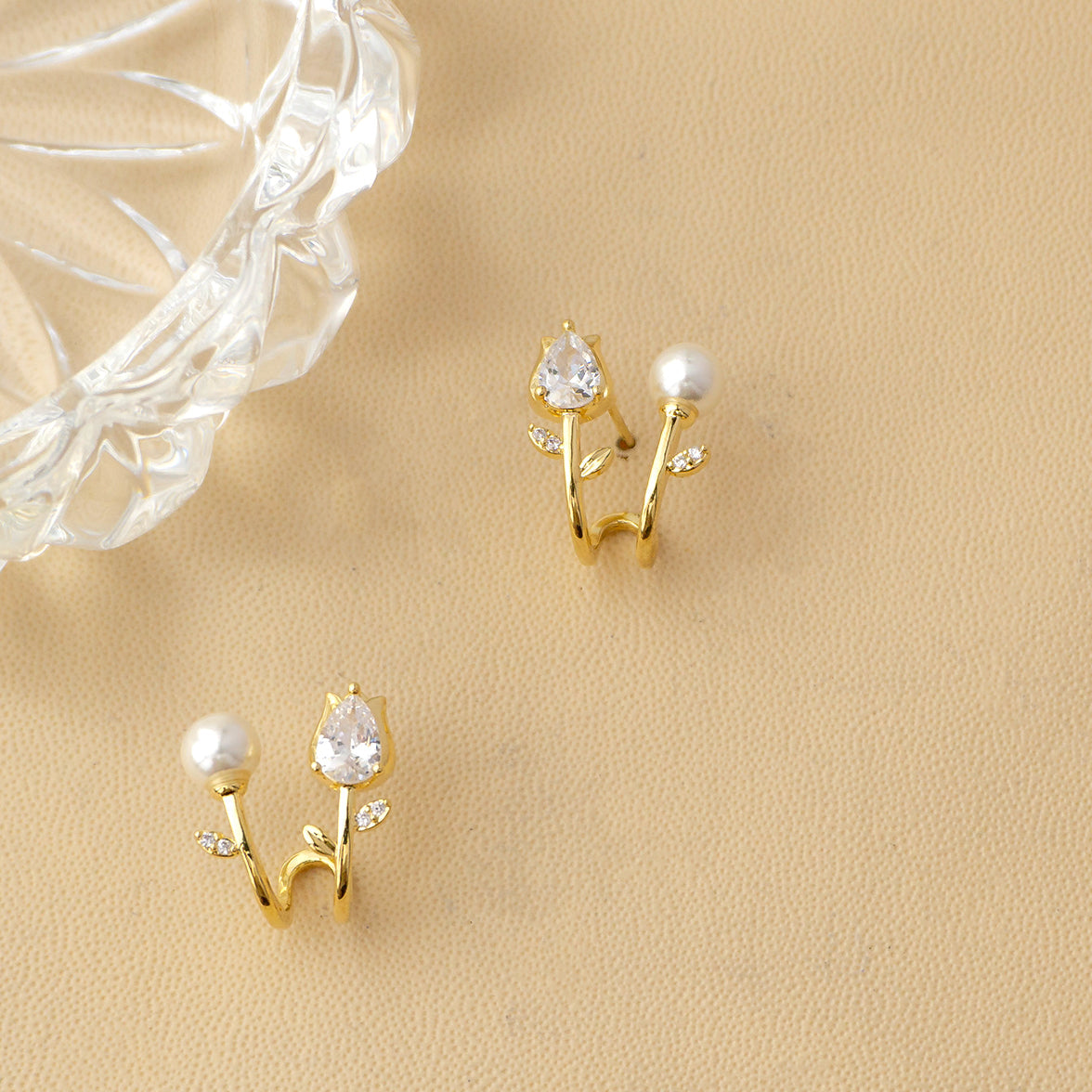 (14mm) Shell Pearl Teardrop Zirconia Tulip Flower Cuff Earrings Anting Bunga Hypoallergenic Gold Plated