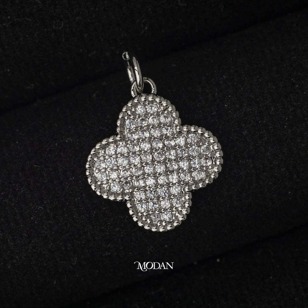 Micro Paved Clover Shaped DIY Charm Liontin Keberuntungan Daun Semanggi Hypoallergenic Gold Filled