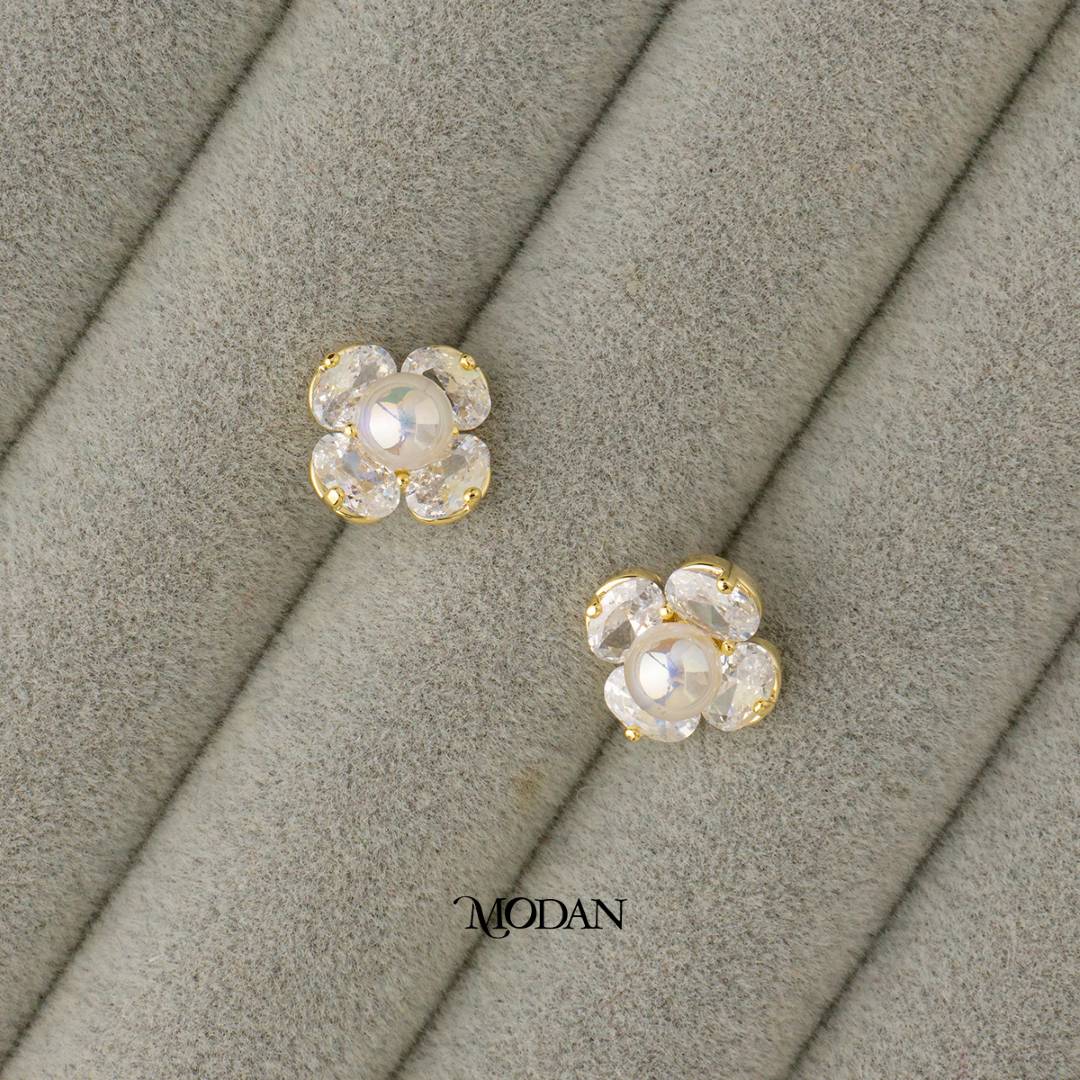 (13mm) Shell Pearl Zirconia Lucky Clover Stud Earrings Anting Tusuk Daun Keberuntungan Elegant Hypoallergenic Gold Plated