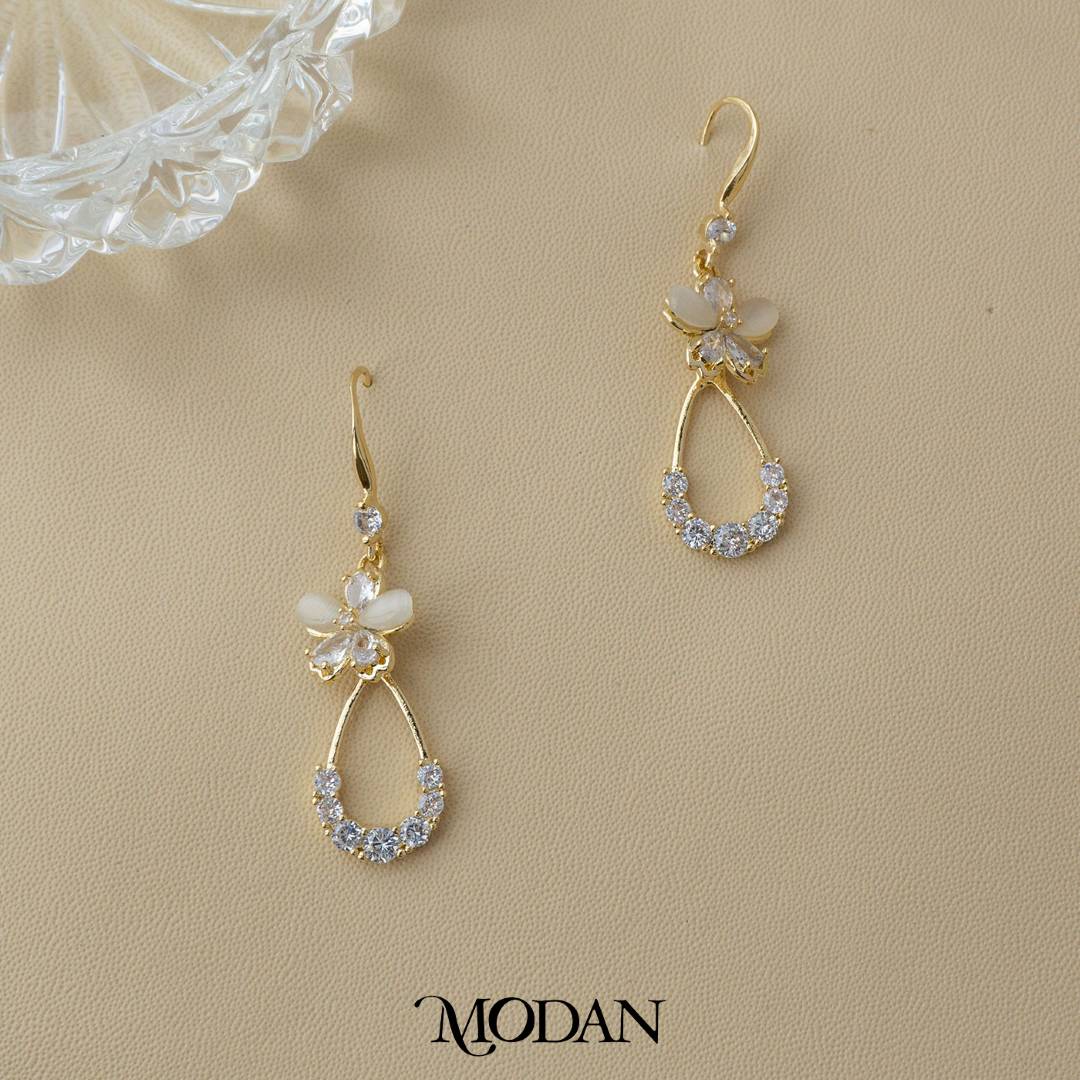White Daisy Flower Teardrop Hook Drop Earrings Anting Gantung Pesta Bunga Putih Hypoallergenic Gold Plated