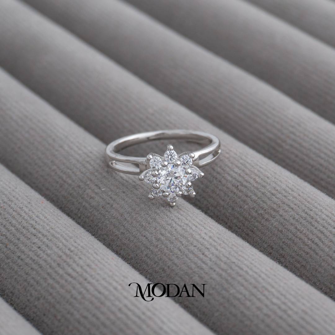 Sparkling Flower Cluster Solitaire Ring Cincin Solitaire Kelopak Bunga Hypoallergenic Gold Plated