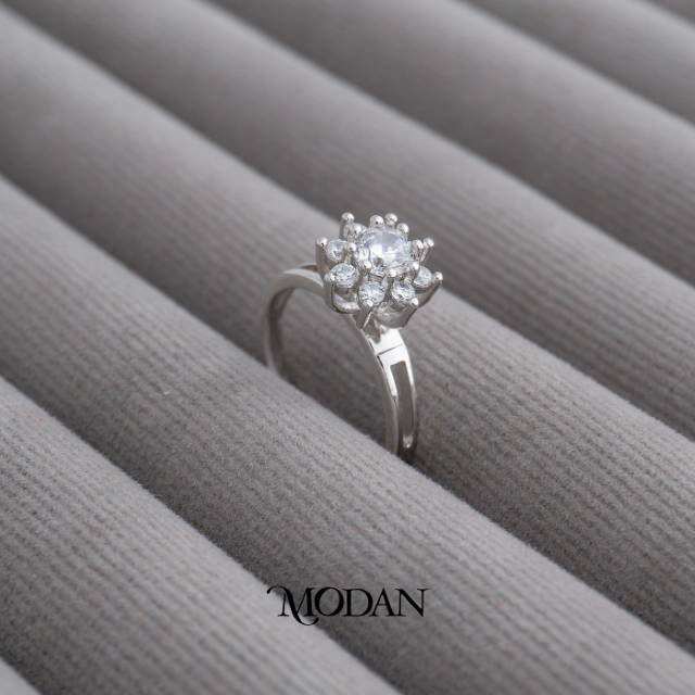 Sparkling Flower Cluster Solitaire Ring Cincin Solitaire Kelopak Bunga Hypoallergenic Gold Plated