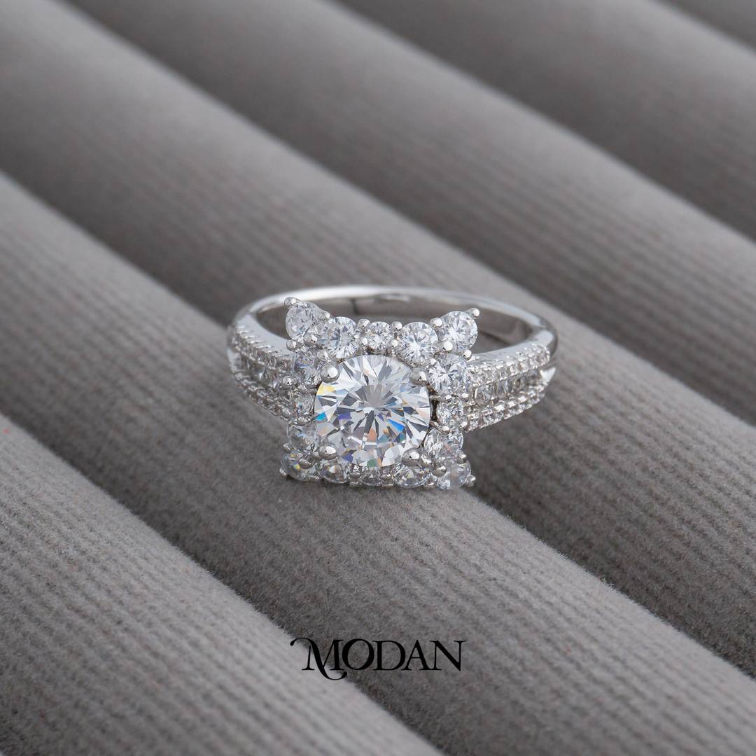 Tapered Pave Square Solitaire Ring Cincin Kotak Pesta Hypoallergenic Gold Plated