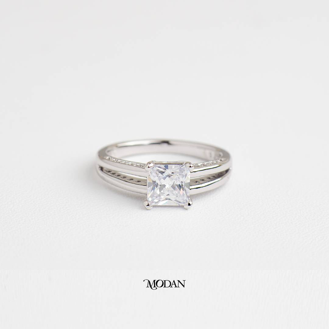 Chic Princess Cut Solitaire Ring Cincin Solitaire Princess Cut Chic Dengan Band Sejajar Hypoallergenic Gold Plated