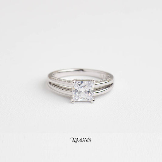 Chic Princess Cut Solitaire Ring Cincin Solitaire Princess Cut Chic Dengan Band Sejajar Hypoallergenic Gold Plated