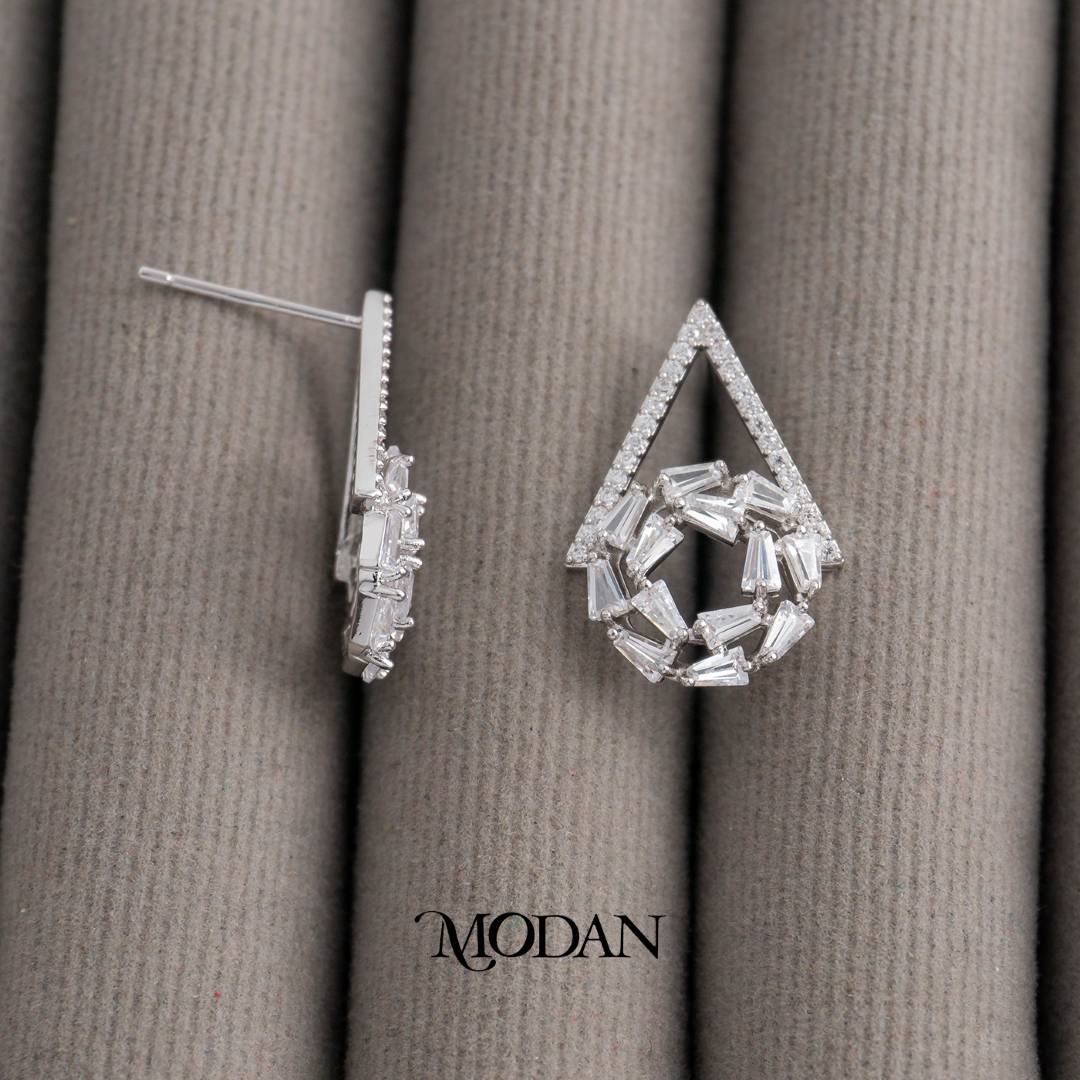 Sparkling Triangle Baguette Cut Stud Earrings Anting Tusuk Pesta Hypoallergenic Gold Plated