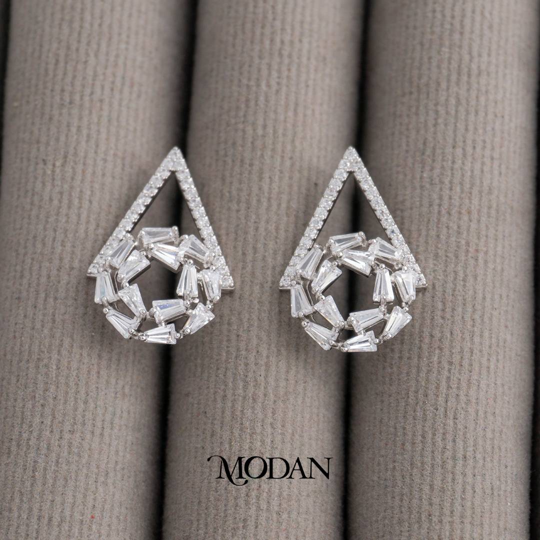 Sparkling Triangle Baguette Cut Stud Earrings Anting Tusuk Pesta Hypoallergenic Gold Plated