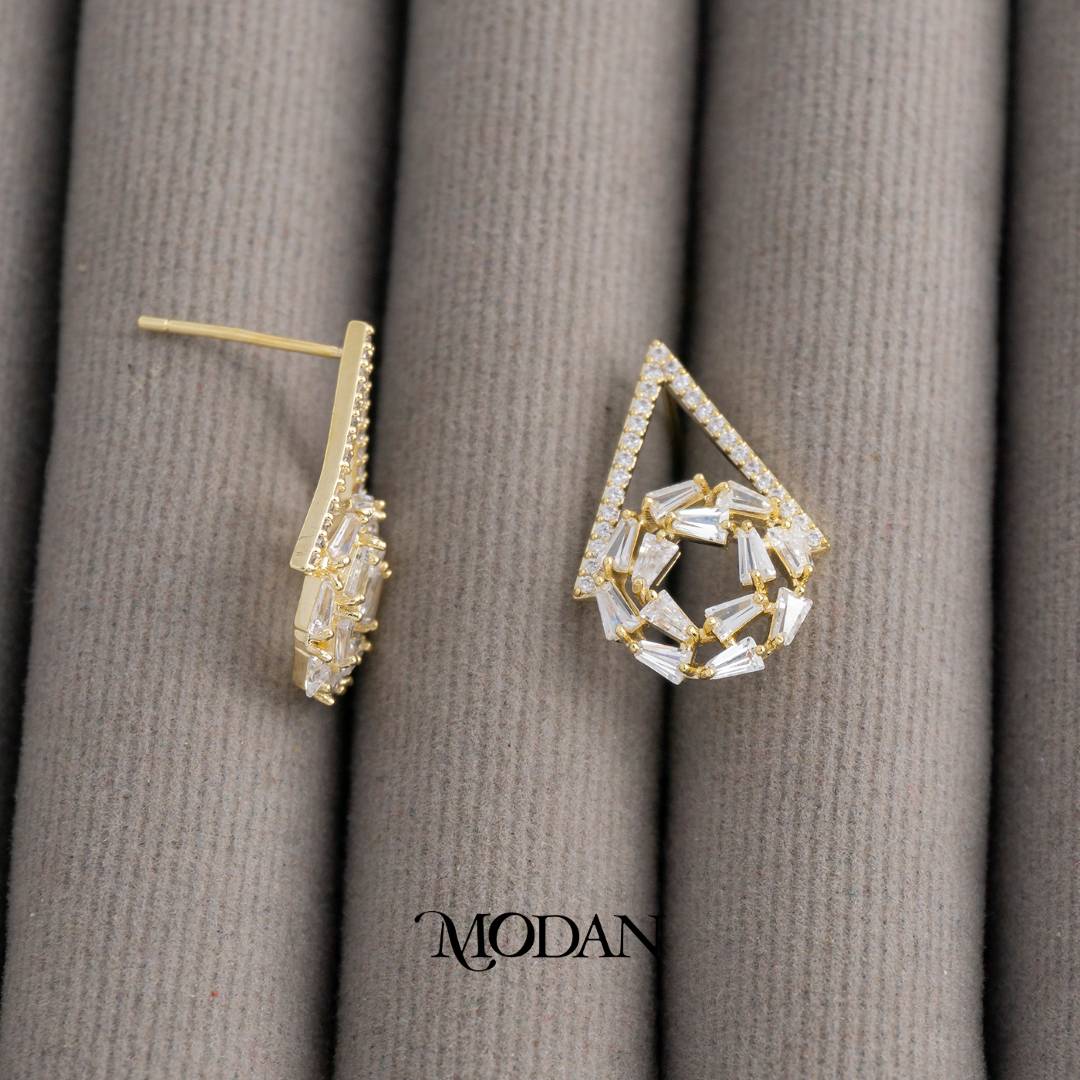 Sparkling Triangle Baguette Cut Stud Earrings Anting Tusuk Pesta Hypoallergenic Gold Plated