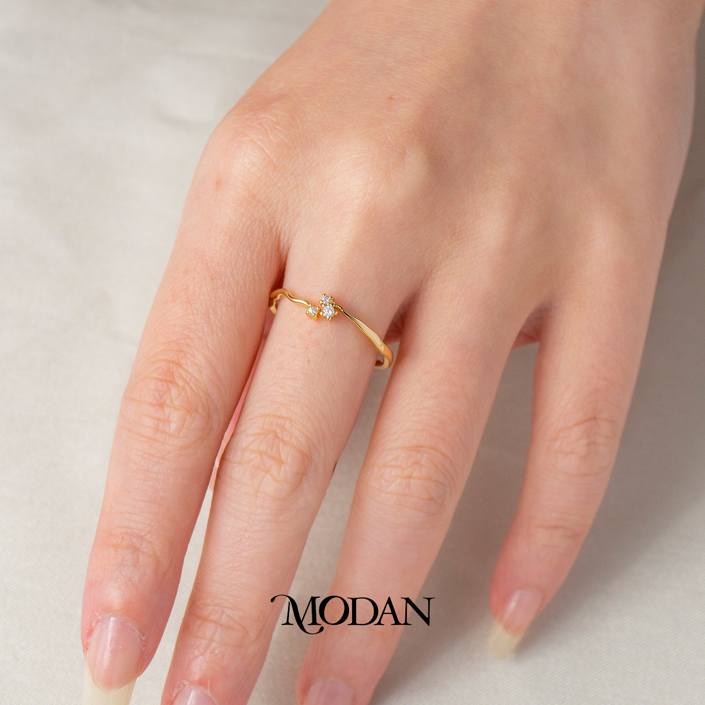 Organic Wavy Three Stone Ring Cincin Gelombang Kluster Tiga Permata Hypoallergenic Gold Plated