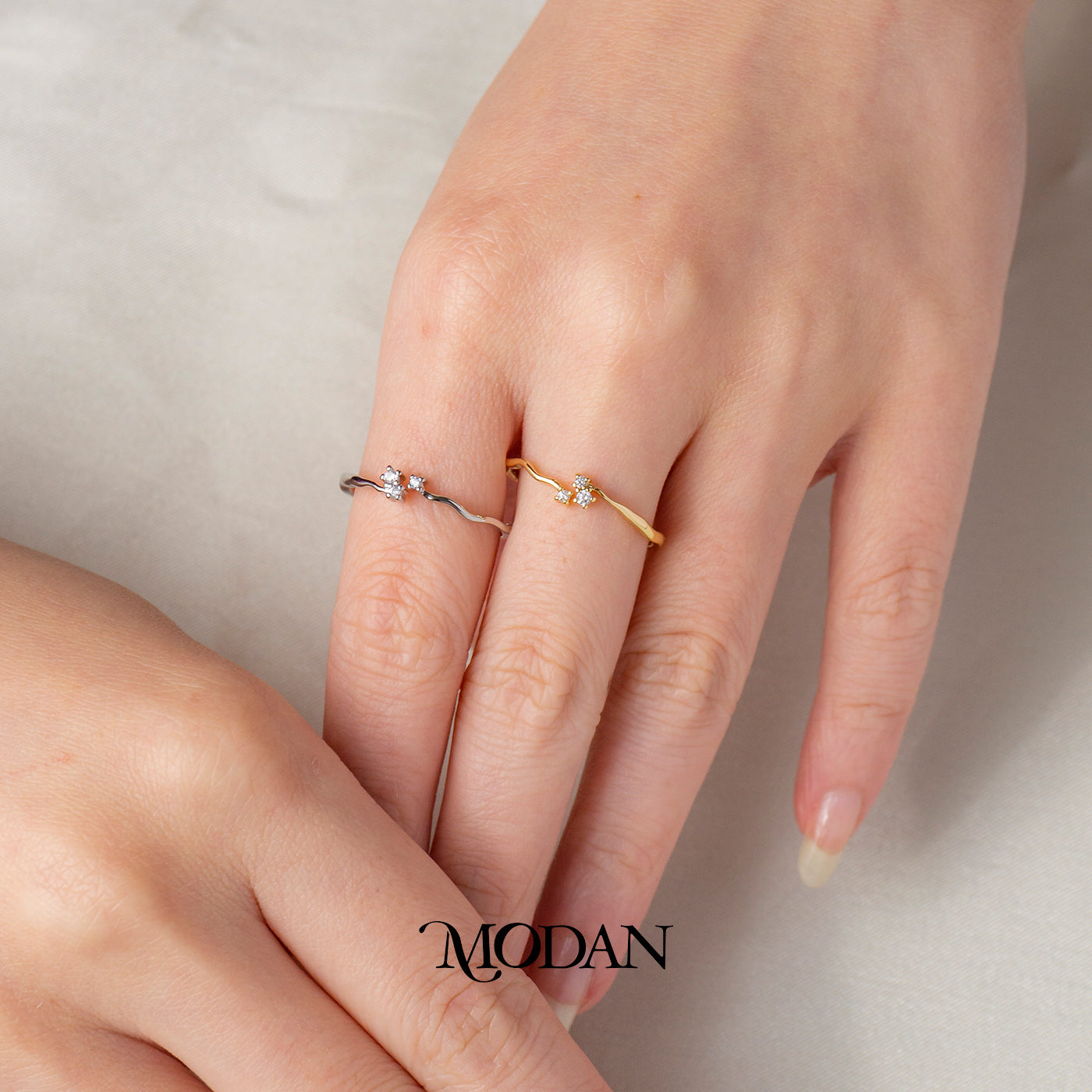 Organic Wavy Three Stone Ring Cincin Gelombang Kluster Tiga Permata Hypoallergenic Gold Plated