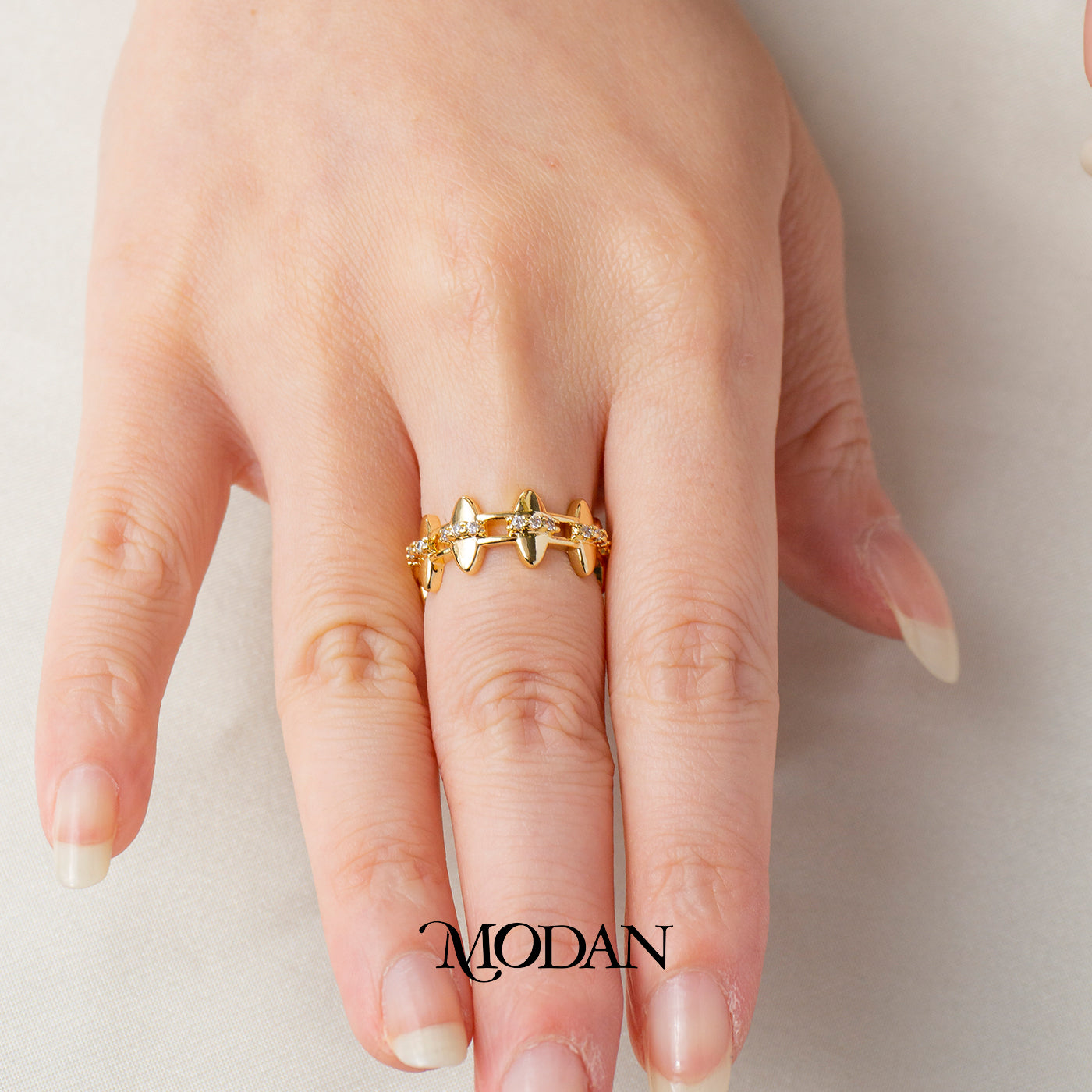 Geometric Cut Out Stud Band Cincin Polos Karakter Berongga Hypoallergenic Gold Plated