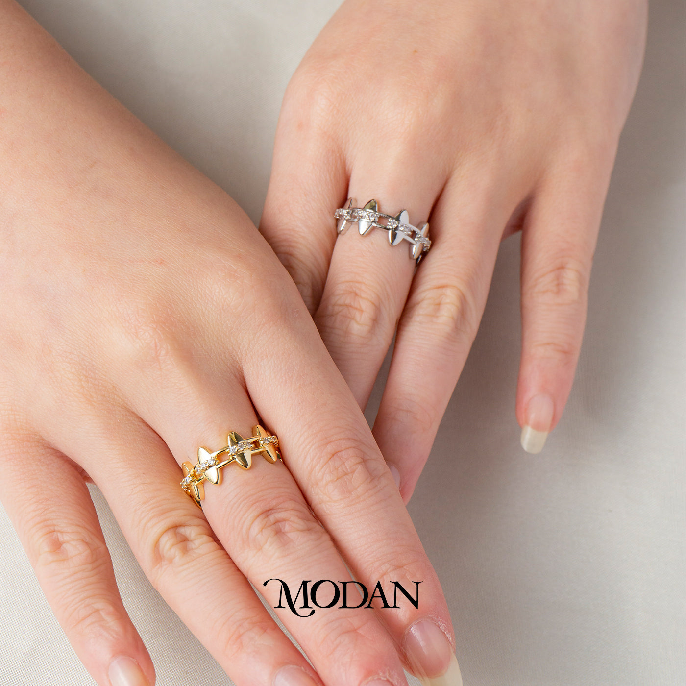 Geometric Cut Out Stud Band Cincin Polos Karakter Berongga Hypoallergenic Gold Plated