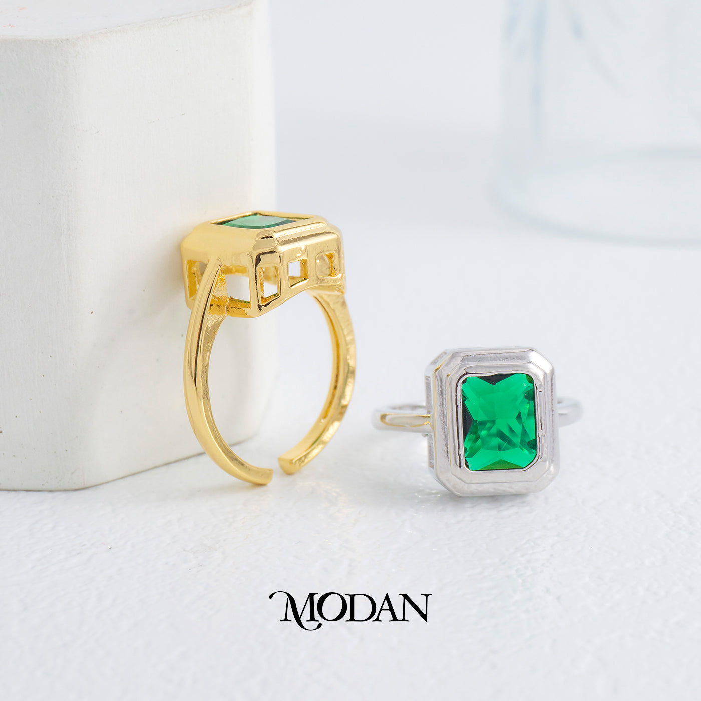 Modern Emerald Cut Bezel Cocktail Ring Cincin Batu Hijau Bingkai Tebal Hypoallergenic Gold Plated