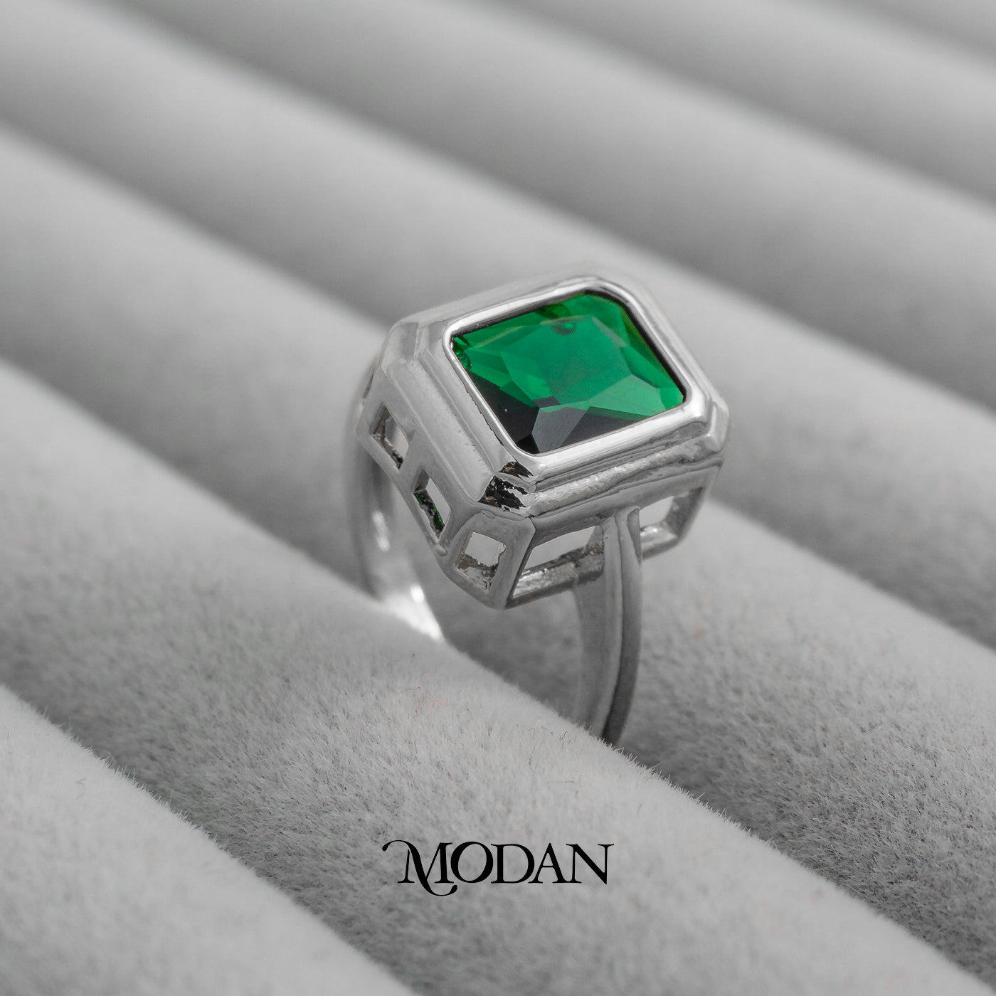Modern Emerald Cut Bezel Cocktail Ring Cincin Batu Hijau Bingkai Tebal Hypoallergenic Gold Plated