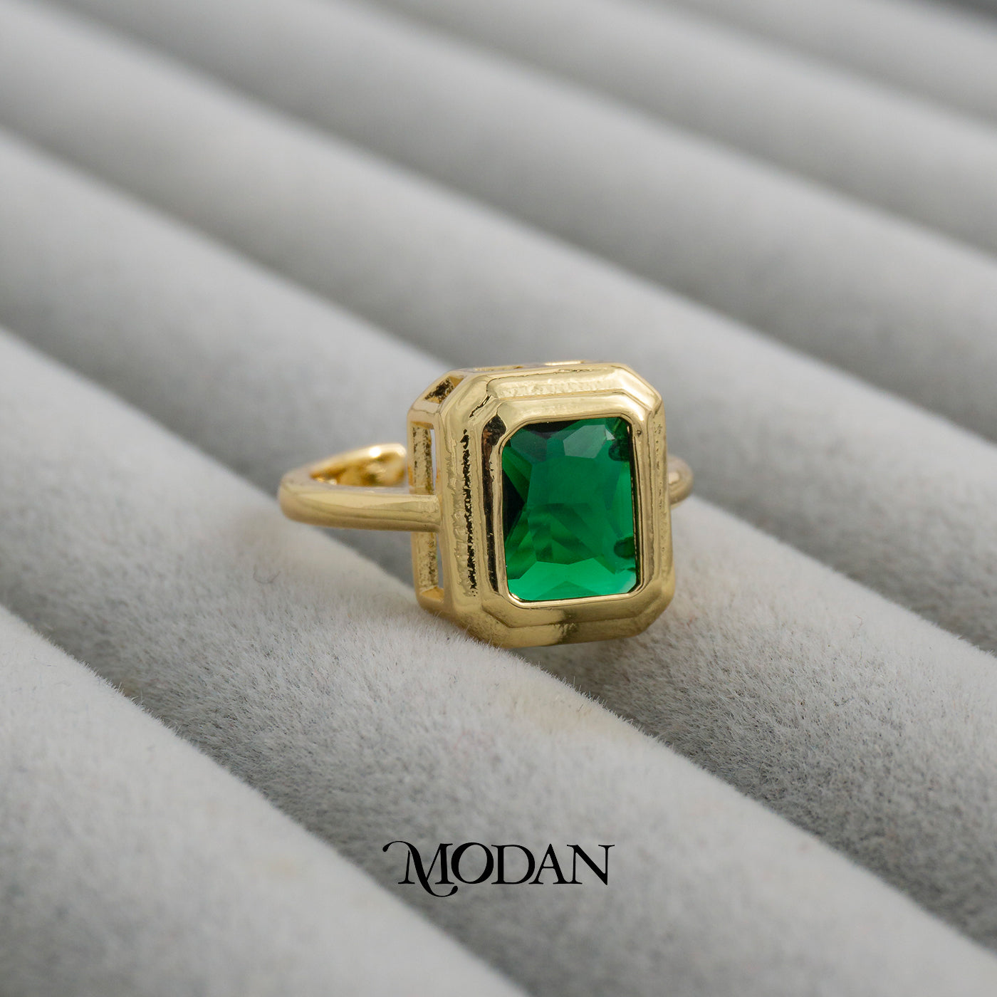 Modern Emerald Cut Bezel Cocktail Ring Cincin Batu Hijau Bingkai Tebal Hypoallergenic Gold Plated
