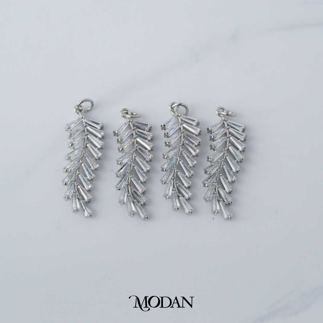 Sparkling Baguette Leaf Charm DIY Charm Liontin Panjang Pesta Daun Berlian Hypoallergenic Gold Plated
