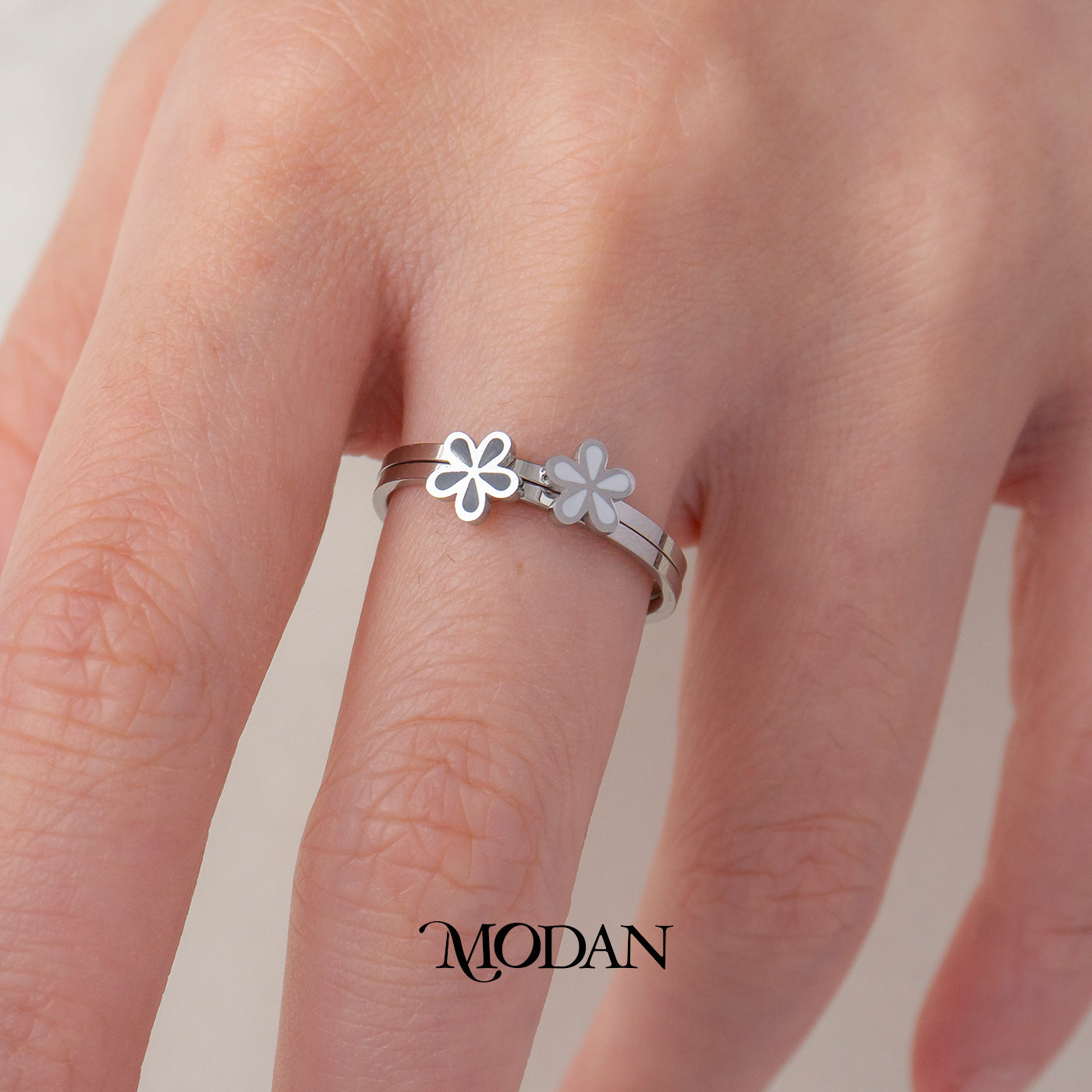 (1 Set : 2 pcs) Double Flower Layer Band Ring Cincin Dua Layer Bunga Hitam Putih Hypoallergenic Stainless Steel