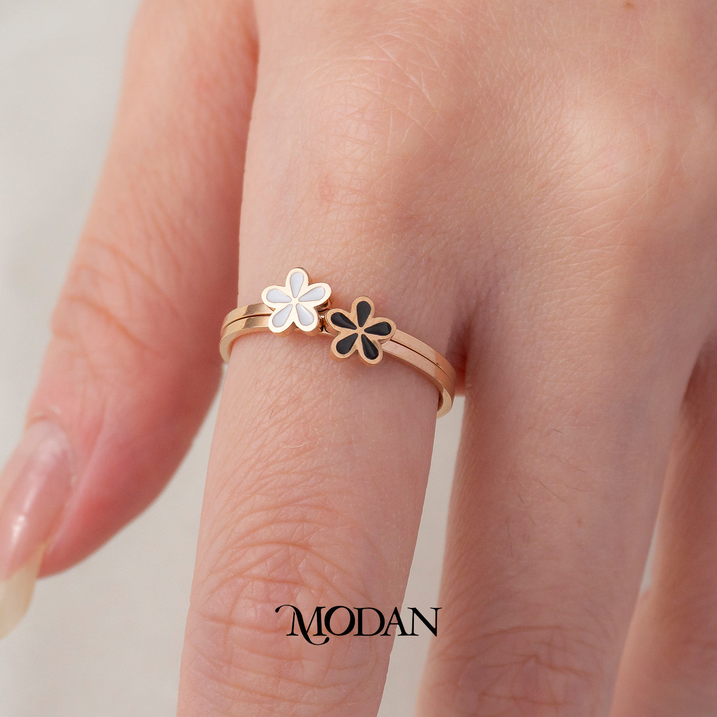 (1 Set : 2 pcs) Double Flower Layer Band Ring Cincin Dua Layer Bunga Hitam Putih Hypoallergenic Stainless Steel