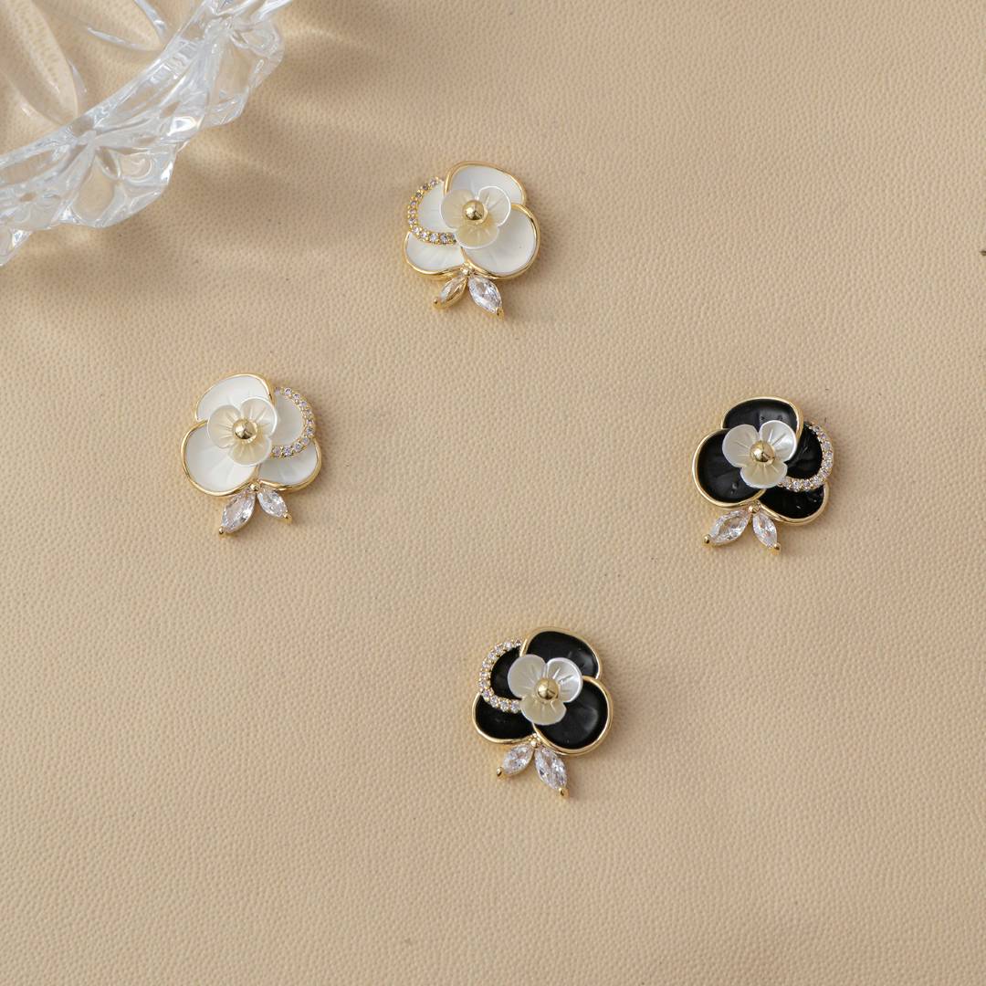 (15mm) Black & White Enamel Rose Flower Stud Earrings Anting Tusuk Bunga Elegan Hypoallergenic Gold Plated