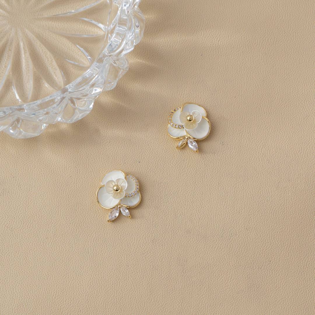 (15mm) Black & White Enamel Rose Flower Stud Earrings Anting Tusuk Bunga Elegan Hypoallergenic Gold Plated