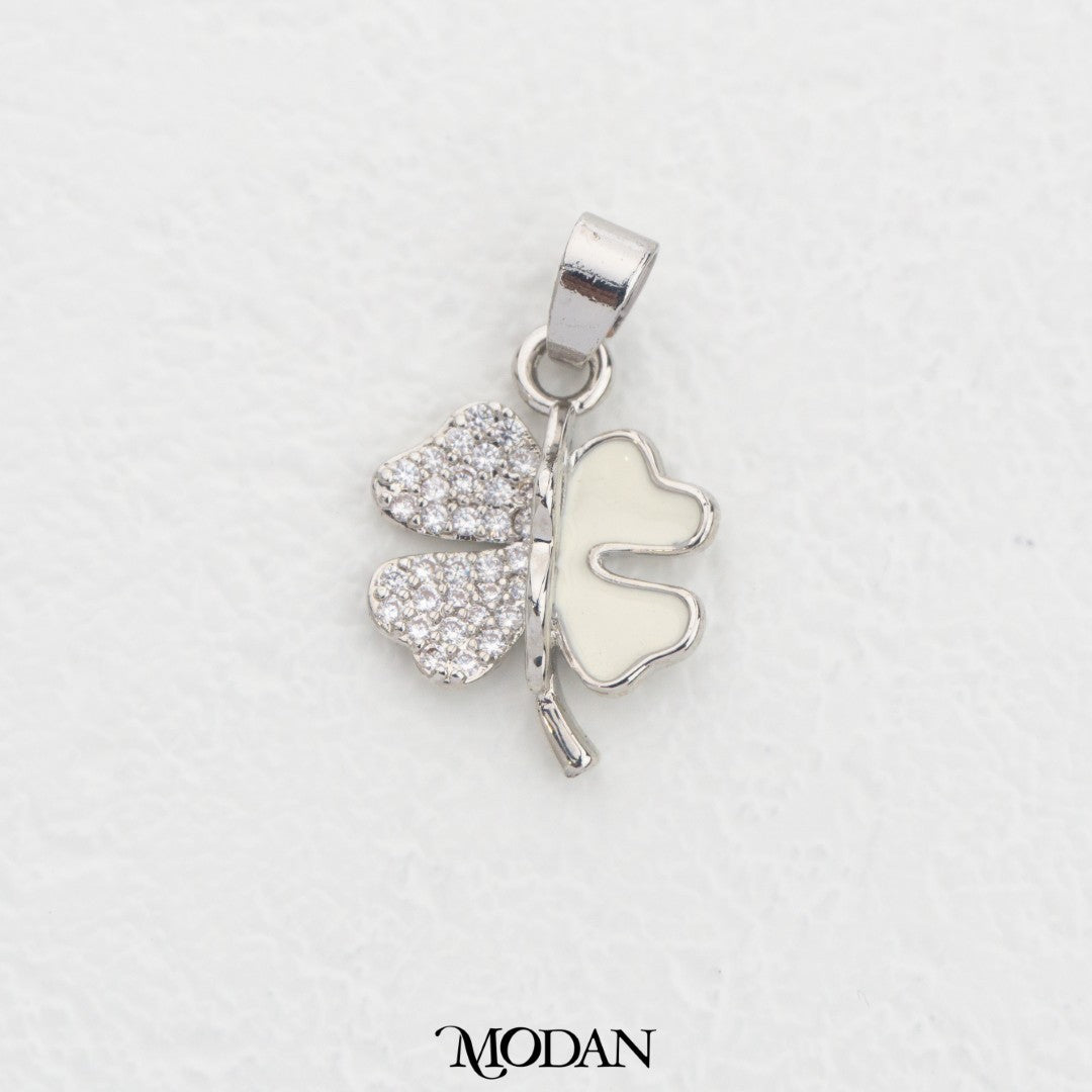 White Enamel And Micro Paved Clover DIY Charm Liontin Daun Semanggi Enamel Hypoallergenic Gold Plated
