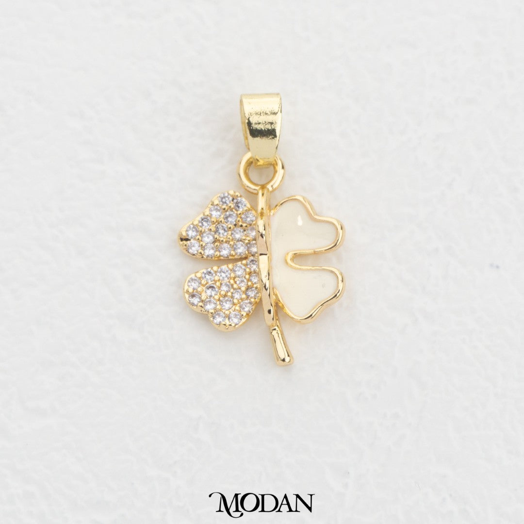 White Enamel And Micro Paved Clover DIY Charm Liontin Daun Semanggi Enamel Hypoallergenic Gold Plated