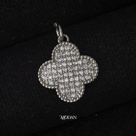 Micro Paved Clover Shaped DIY Charm Liontin Keberuntungan Daun Semanggi Hypoallergenic Gold Filled