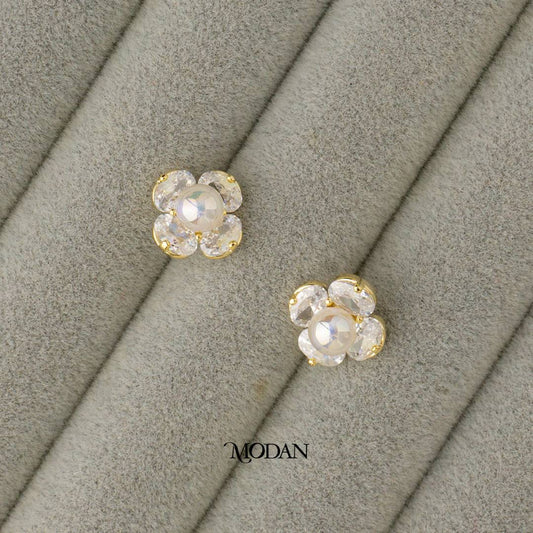 (13mm) Shell Pearl Zirconia Lucky Clover Stud Earrings Anting Tusuk Daun Keberuntungan Elegant Hypoallergenic Gold Plated