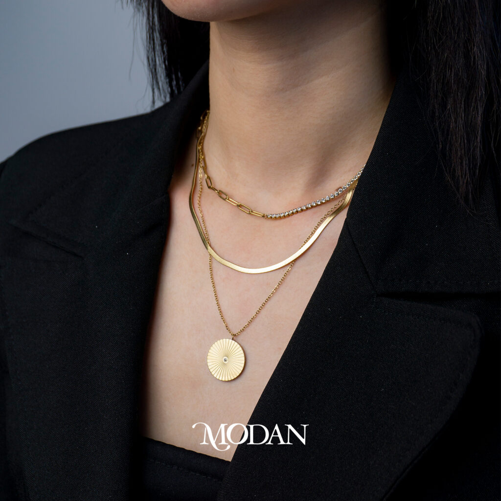 Kalung 3 layer dengan jenis rantai yang berbeda namun tetap rapi saat layering berkat necklace detangler.